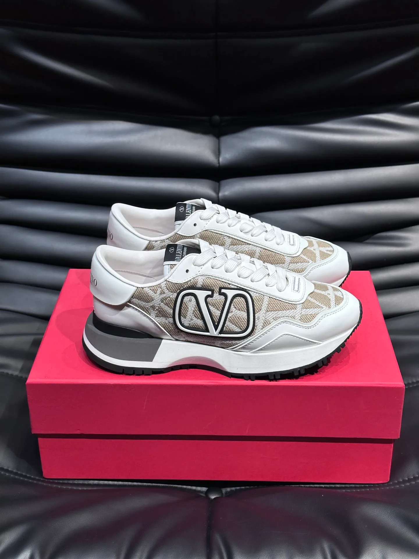 P540💰 Product trademark: VALENTINO "Valentino" Regular size: 38-44 [45 customized] Product materials: Warren men's casual sports shoes, made of multi-material splicing, calf leather stitched with suede cowhide, fabric mesh upper, fabric tongue decorated with brand badge, rubber rivet decorative details on the heel, rivet rubber outsole, non-slip, wear-resistant and shock-absorbing, pure cotton inner foot pad, comfortable and breathable, comes with original box packaging bag!